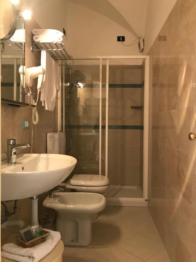 Hotel Miramare Imperia Buitenkant foto