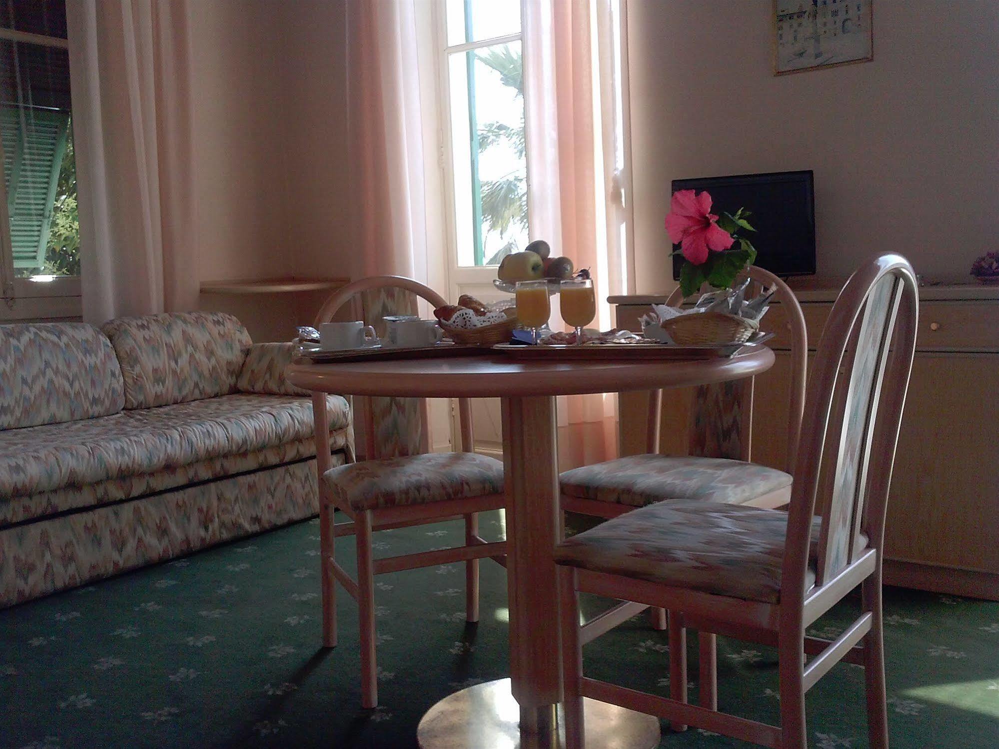 Hotel Miramare Imperia Buitenkant foto