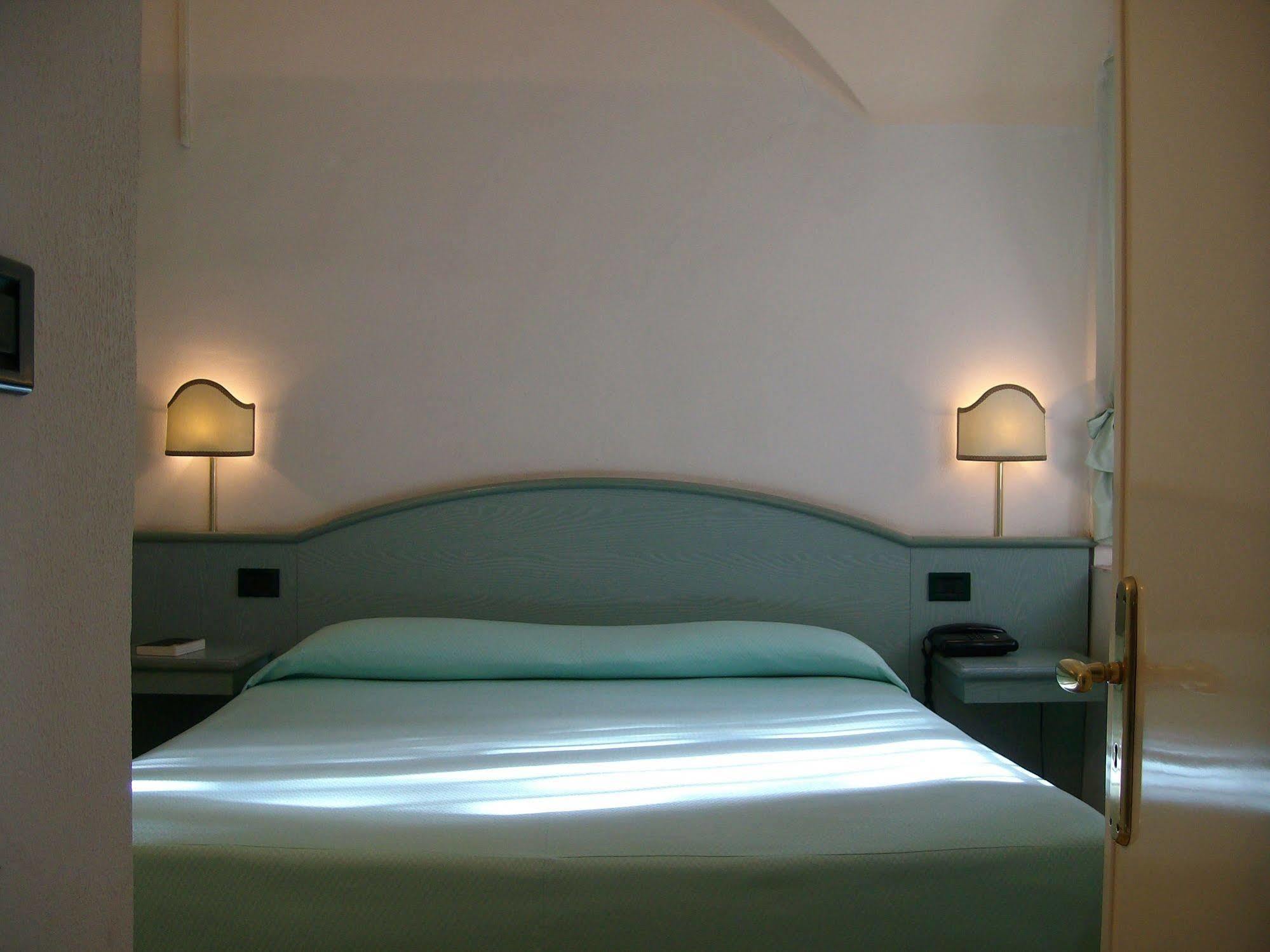 Hotel Miramare Imperia Buitenkant foto