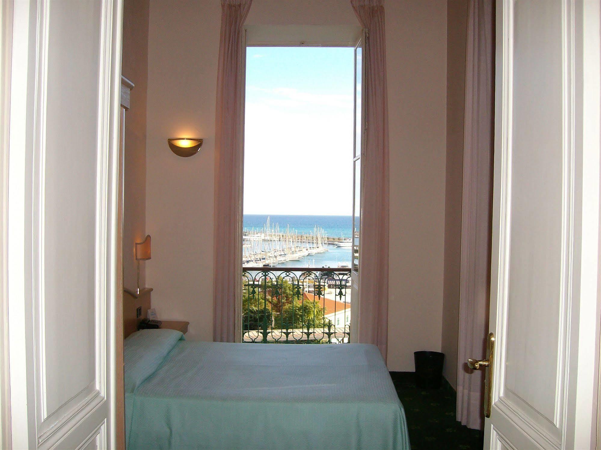 Hotel Miramare Imperia Buitenkant foto