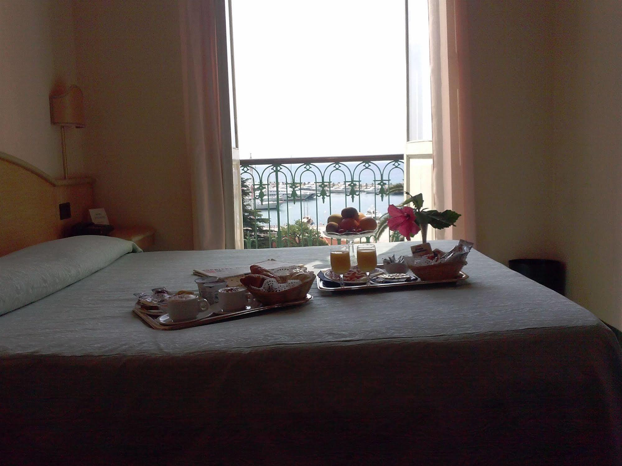 Hotel Miramare Imperia Buitenkant foto