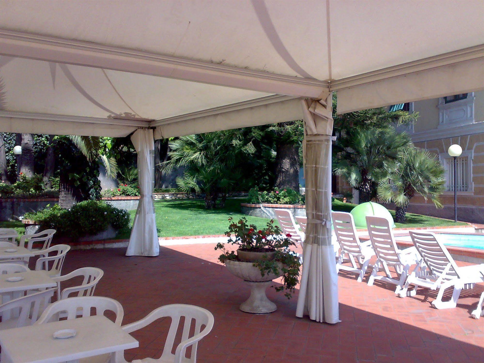 Hotel Miramare Imperia Buitenkant foto